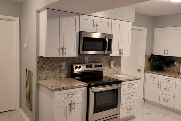 Een koelkast, een microgolfoven, een oven, een kookplaat