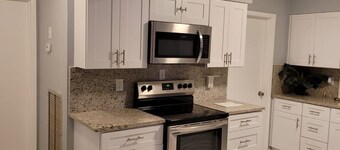 Cozy 3-bedroom house in peaceful Spring Hill with WiFi, AC. Sleeps up to 15