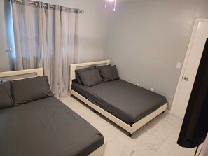 3 bedrooms, in-room safe, iron/ironing board, travel crib - Cozy 3-bedroom house in peaceful Spring Hill with WiFi, AC. Sleeps up to 15 (Spring Hill)