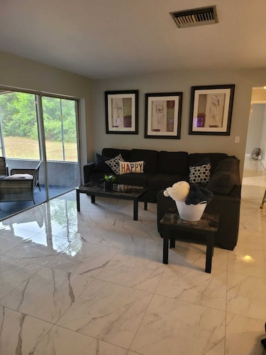 Cozy 3-bedroom house in peaceful Spring Hill with WiFi, AC. Sleeps up to 15