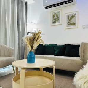 Classic-Apartment, Poolblick | Wohnbereich | 75-Zoll-Flachbildfernseher mit Digitalempfang, Pay-TV