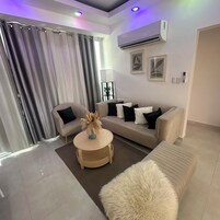 经典公寓, 泳池景观 | 起居区 | 75-英寸纯平电视 （配备数码频道）、收费电影