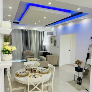 クラシック アパートメント プールビュー | リビング エリア | 75 インチの薄型テレビ (デジタル放送視聴可)、有料ムービー