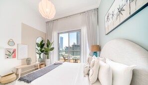 Caja de seguridad en la habitación y tabla de planchar con plancha 