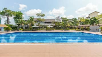 2 outdoor pools