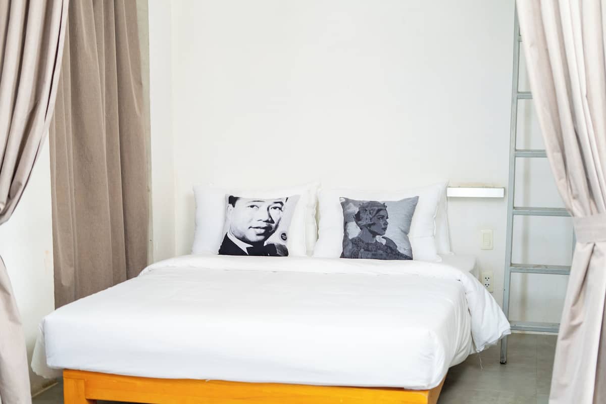 Deluxe Studio | Desk, free WiFi, bed sheets