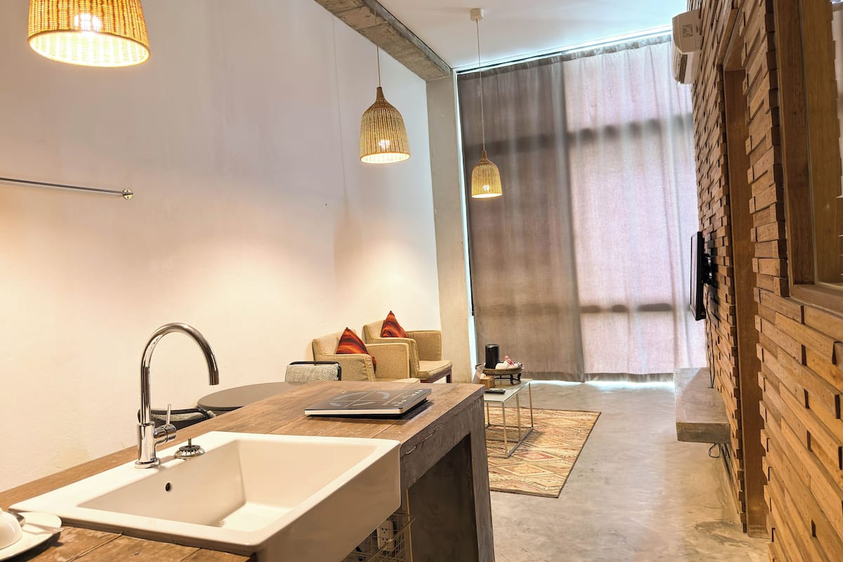 Family Room | Desk, free WiFi, bed sheets