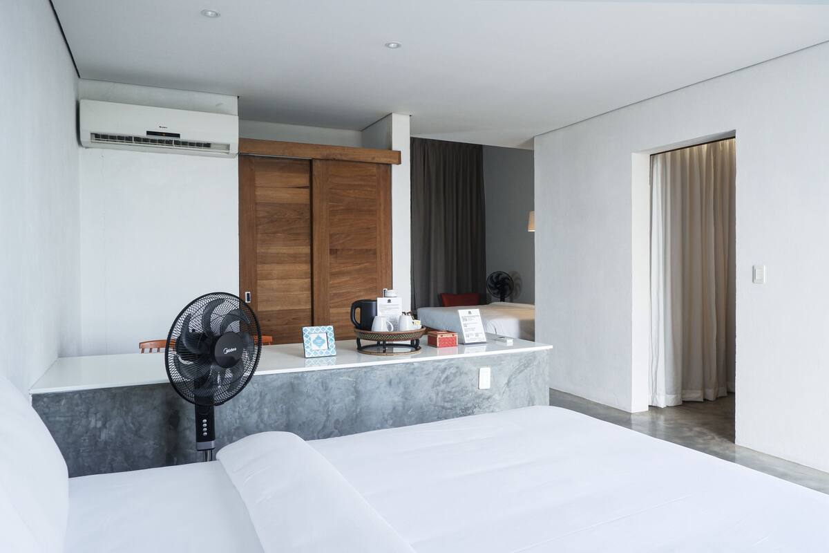 Chambre Deluxe avec lits jumeaux | Bureau, système d’insonorisation, accès au Wi-Fi (inclus)