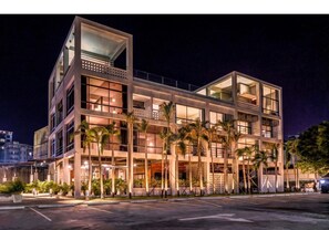 施設の正面 (日没後)