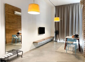 ファミリー ルーム | リビング エリア | 32 インチのテレビ (ケーブル放送視聴可)、テーブルサッカー台、卓球台