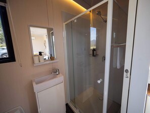 Een douche, een haardroger, handdoeken