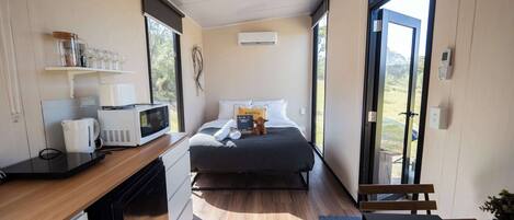 1 bedroom, bed sheets