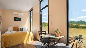 1 bedroom, bed sheets