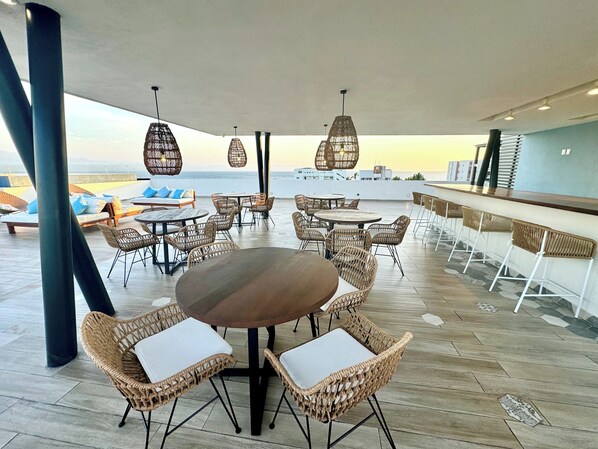 Outdoor dining - 200 METERS FROM THE BEACH, INFINITY POOL, APARTMENT 2 BEDROOMS 2 BATHROOMS (Bucerías)