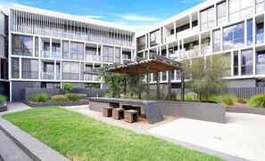 Outdoor dining - Beachfront 2B APT at Quay Boulevard Free Parking (Werribee South)