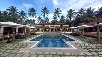 من حمّامات السباحة المغطاة