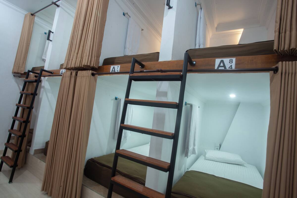 Bunk beds with wooden railings and a ladder, labeled A7 and A4.