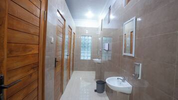 Asrama Umum Standar | Kamar mandi
