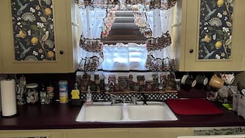 Refrigerador, microondas, parrilla de estufa y cafetera y tetera