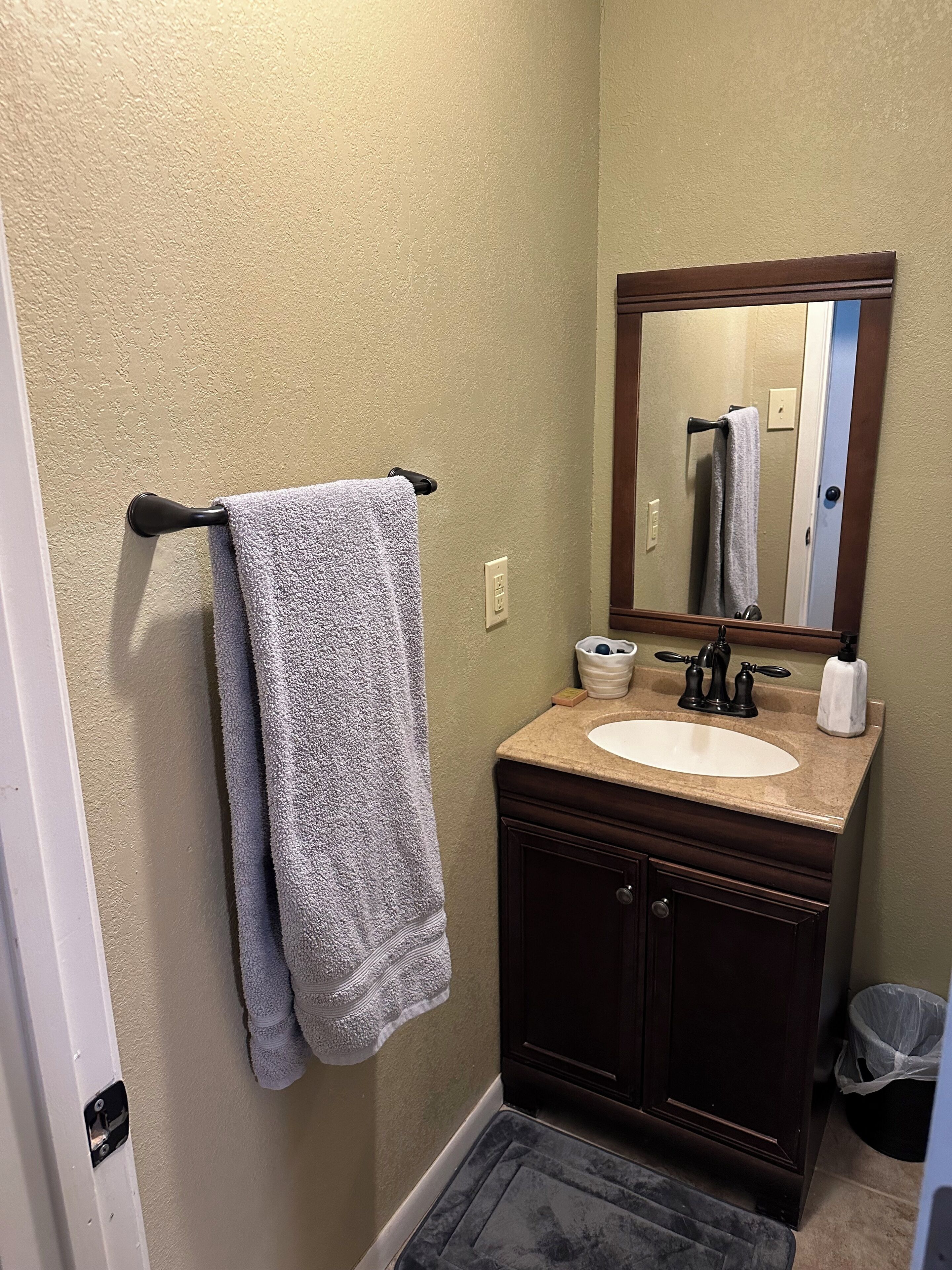 Regadera, secadora de cabello, toallas, jabón 