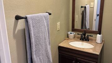 Suihku, hiustenkuivaaja, pyyhkeet, saippua