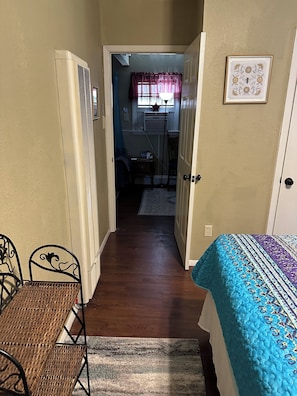 2 makuuhuonetta, työpöytä, silitysrauta/-lauta, ilmainen Wi-Fi