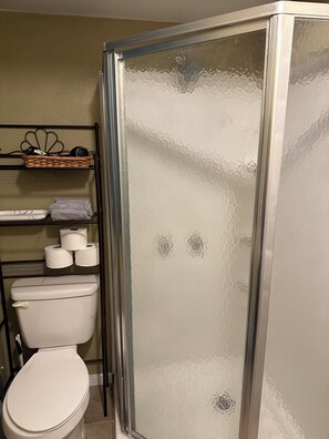 Dusche, Haartrockner, Handtücher, Seife