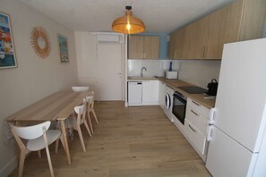 Kjøleskap, ovn, oppvaskmaskin og brødrister