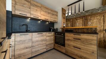 Geladeira, fogão, lava-louças, torradeira