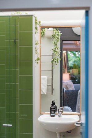 تجهيزات دش، مجففات شعر، مناشف، صابون