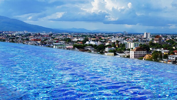 Vista panorámica de una ciudad costera con una extensa masa de agua al frente.
