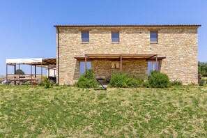 Exterior - Stunning villa with pool in the hills, halfway between the sea and the mountains (Cingoli)