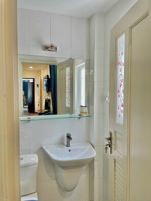 Superior Double Room | Bathroom | Hair dryer, slippers, bidet, towels - AULE HOSTEL (Ho Chi Minh City)