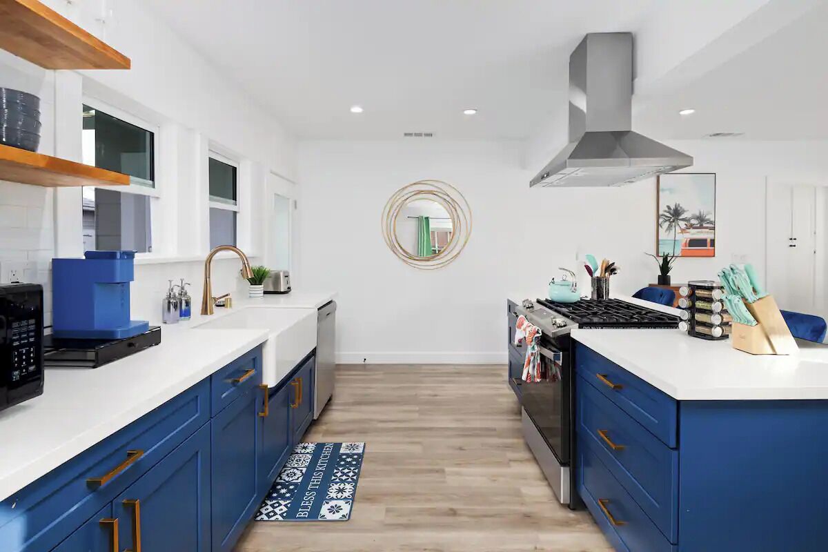 Kjøleskap, ovn, kokeplater og oppvaskmaskin