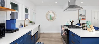 Beach Bungalow Home in Long Beach 2B1B + Parking