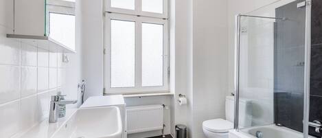 Serviettes fournies, savon, papier toilette