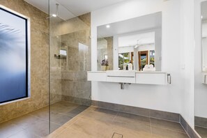Dusche, Haartrockner, Handtücher