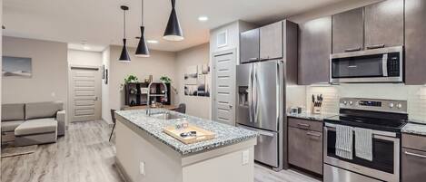 Réfrigérateur, micro-ondes, four, plaque de cuisson