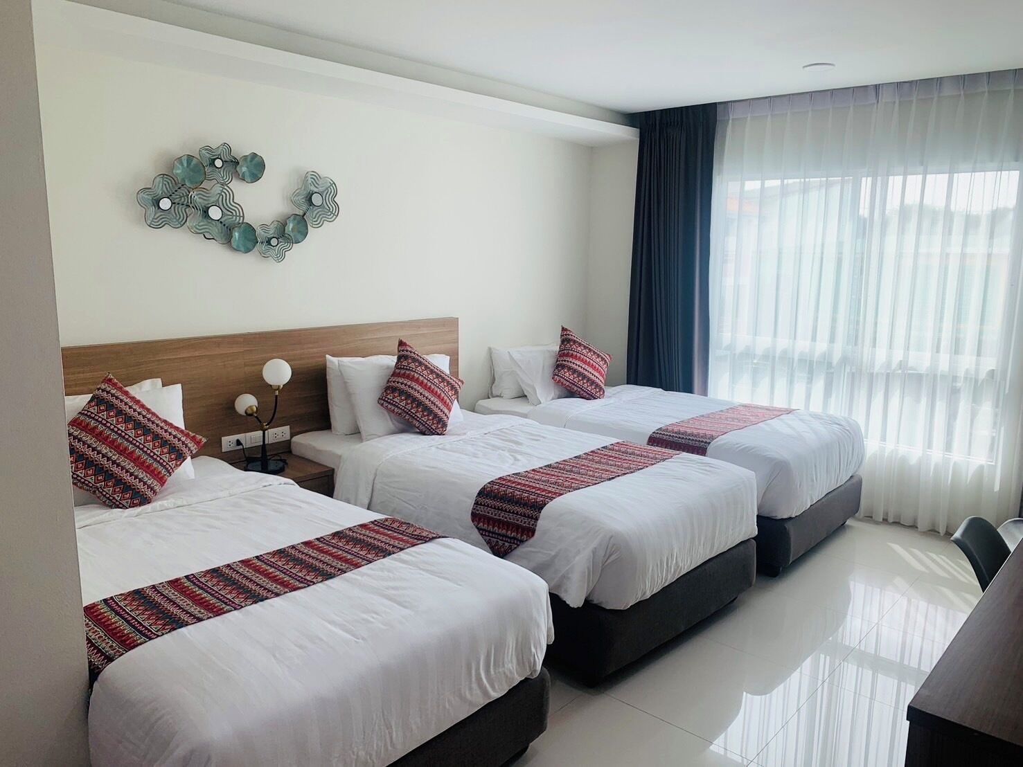 Habitación triple estándar, vistas a la ciudad | Wifi gratis y ropa de cama