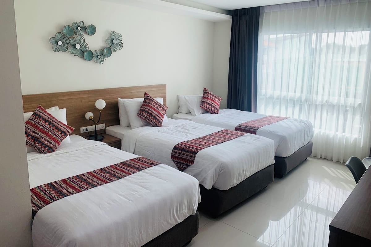 Habitación triple estándar, vistas a la ciudad | Wifi gratis y ropa de cama