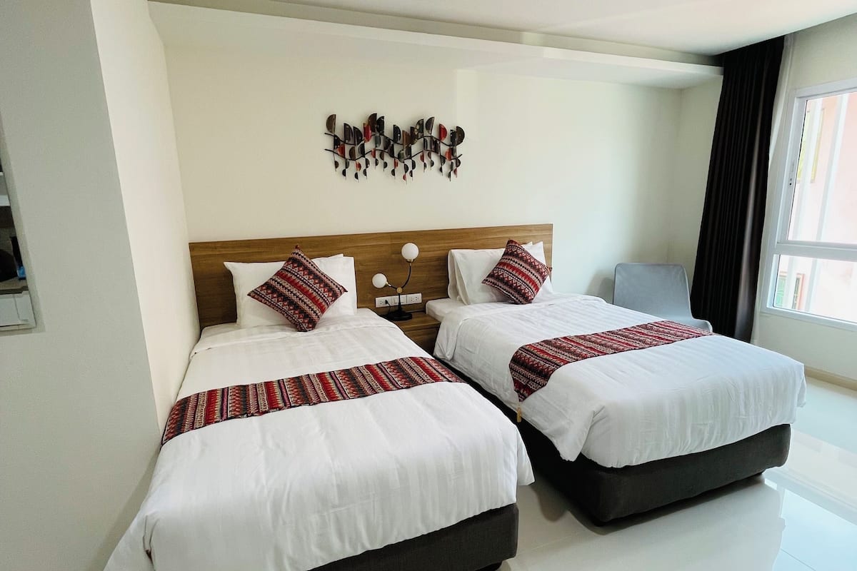 Deluxe Twin Room, Balcony, City View | 2 bilik tidur, Wi-fi percuma, cadar katil