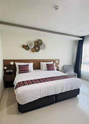 Deluxe tweepersoonskamer, balkon, uitzicht op de stad | Gratis wifi, beddengoed