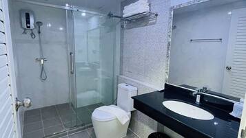 Family Suite | Bathroom | Shower, hair dryer, towels, soap