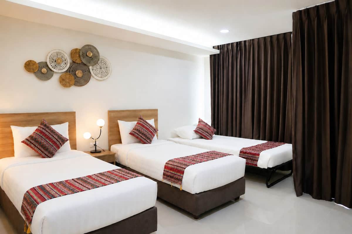 Deluxe Twin Room (Triple) | WiFi (free), bed sheets