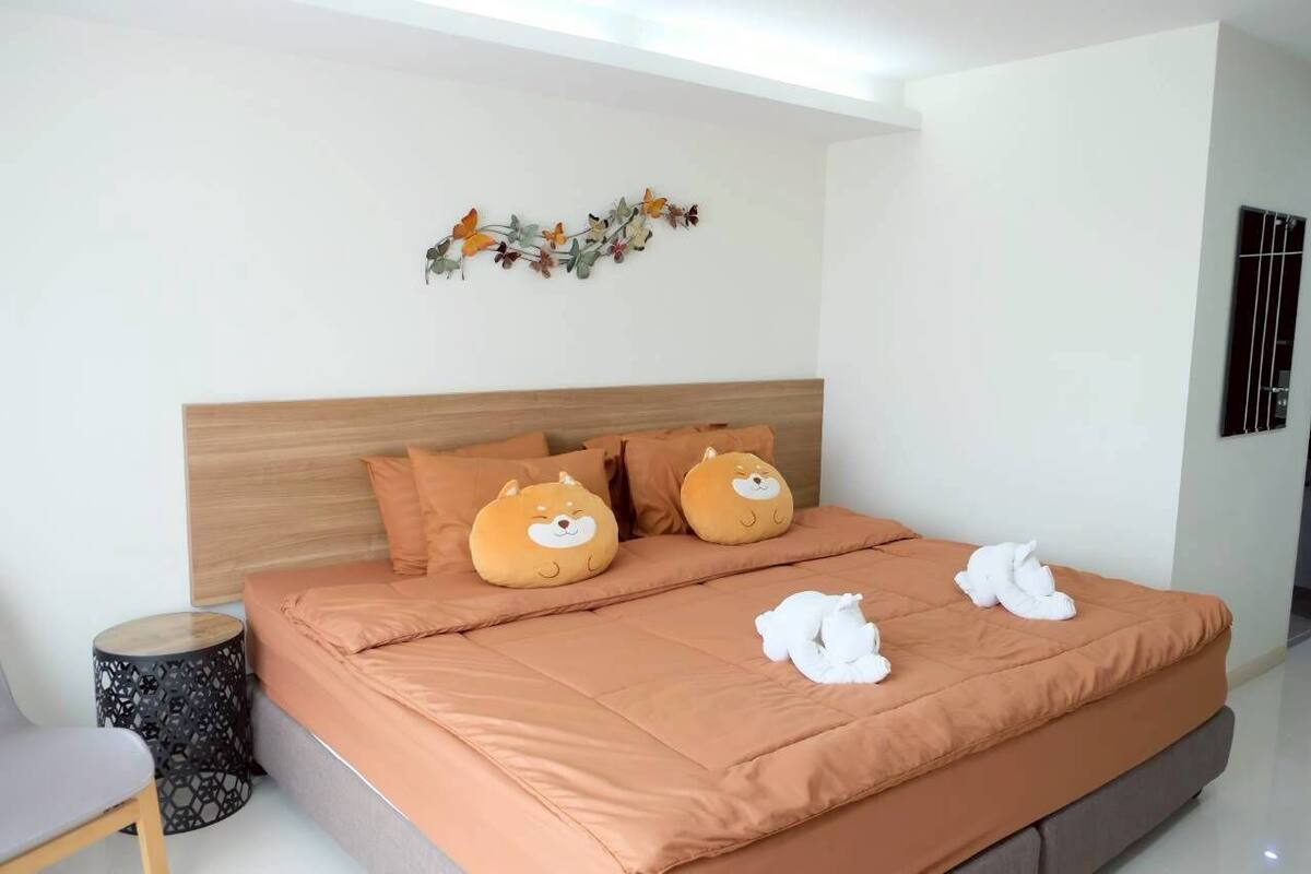 Queen Room - Pet Friendly (King Size Bed) | WiFi (free), bed sheets