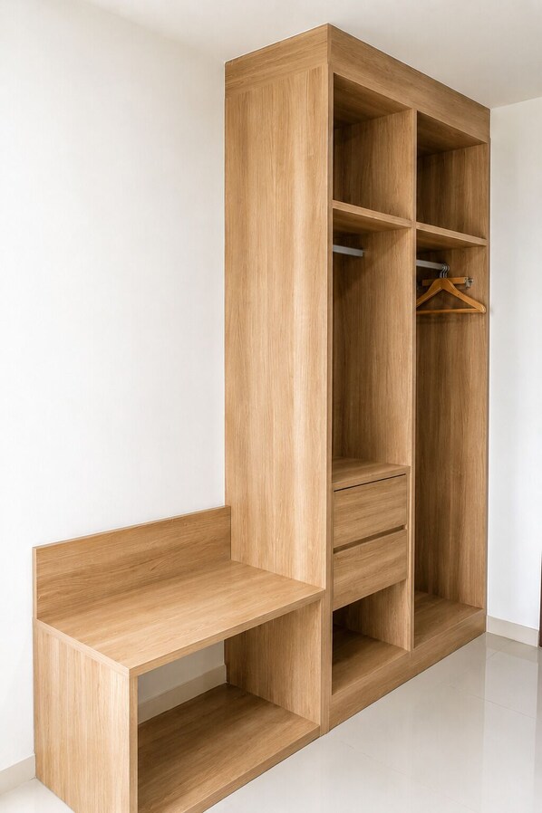 Une armoire en bois avec des étagères ouvertes et un banc.