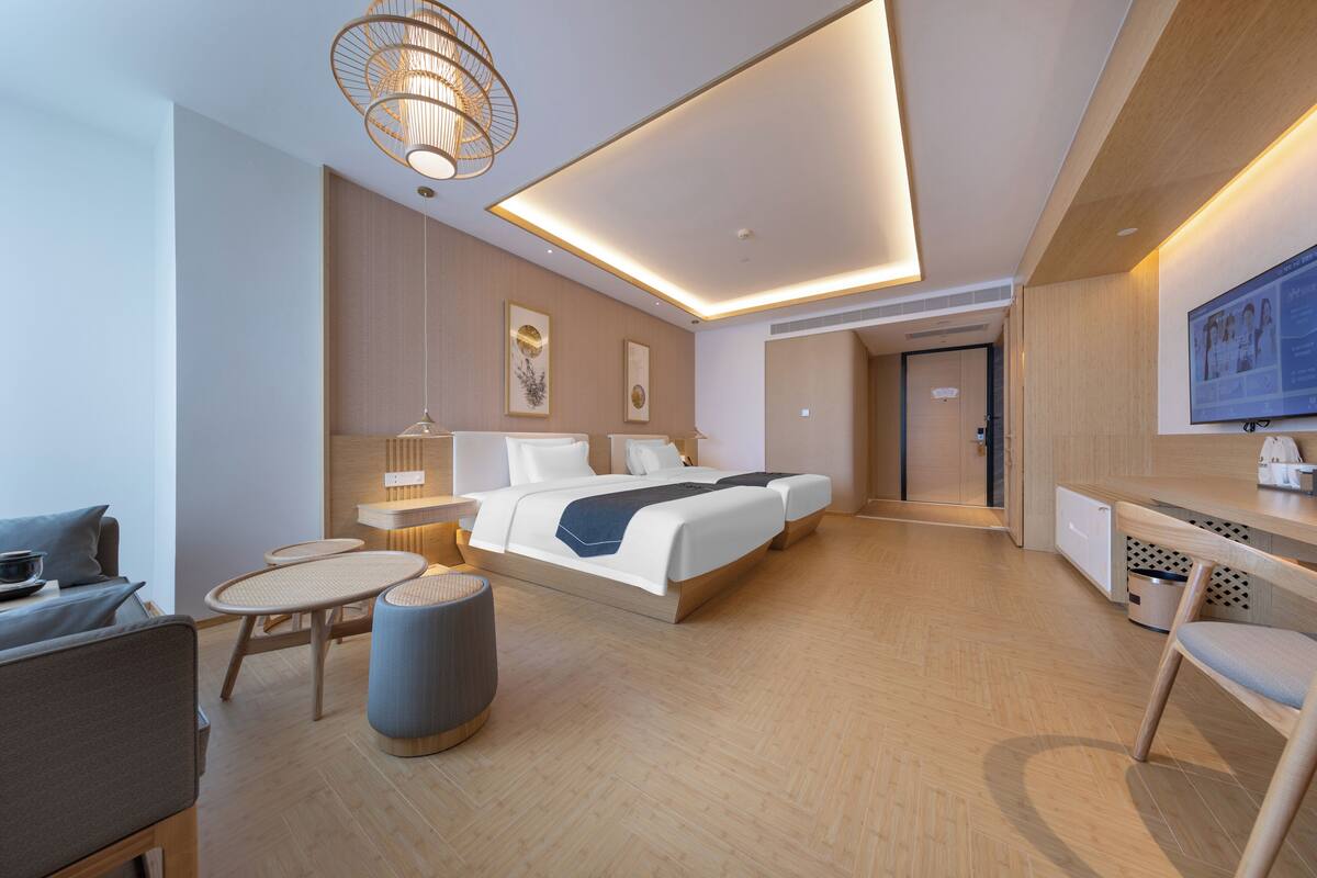 Premium bedding, down comforters, minibar (free items), in-room safe