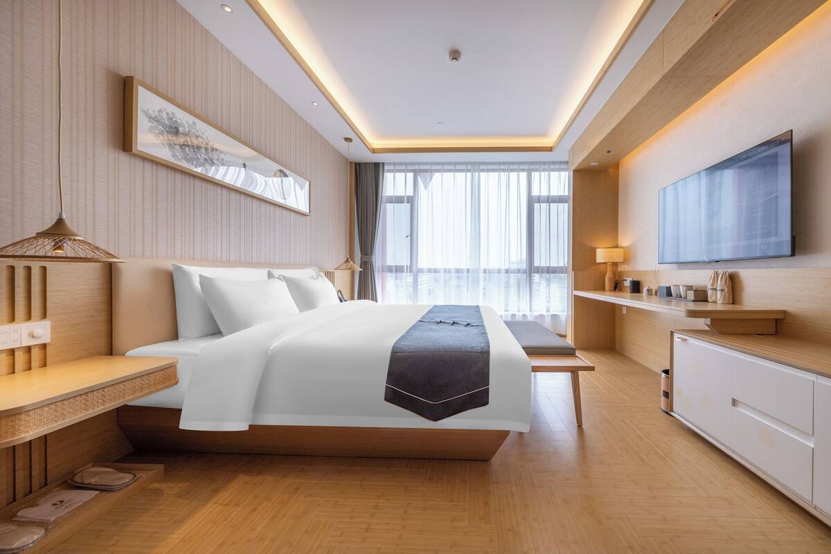Premium bedding, down comforters, minibar (free items), in-room safe
