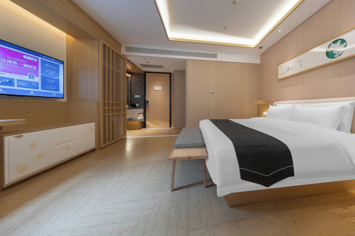 Premium bedding, down comforters, minibar (free items), in-room safe