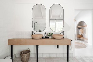 Dusche, Haartrockner, Handtücher